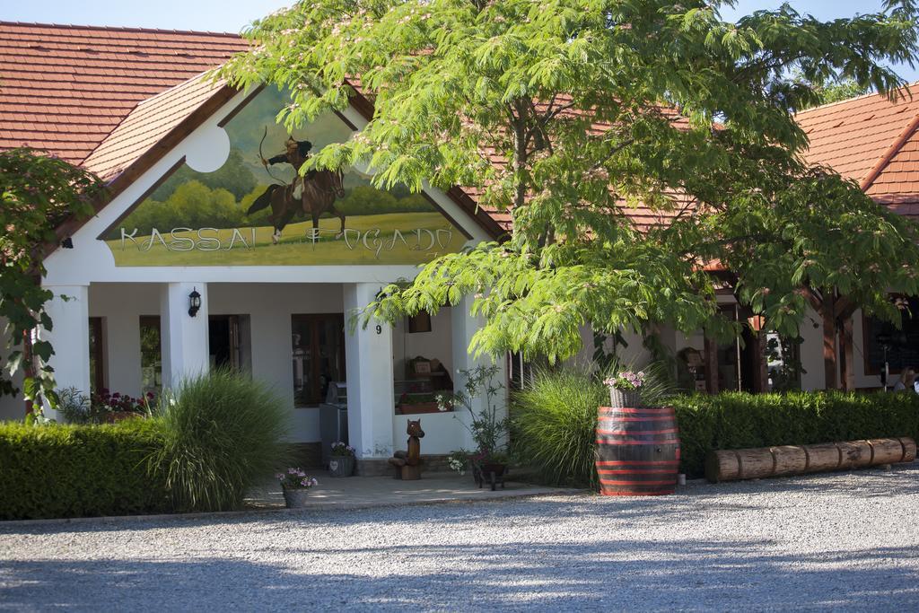 Hotel Kassai Fogado Kaposmero Exterior foto